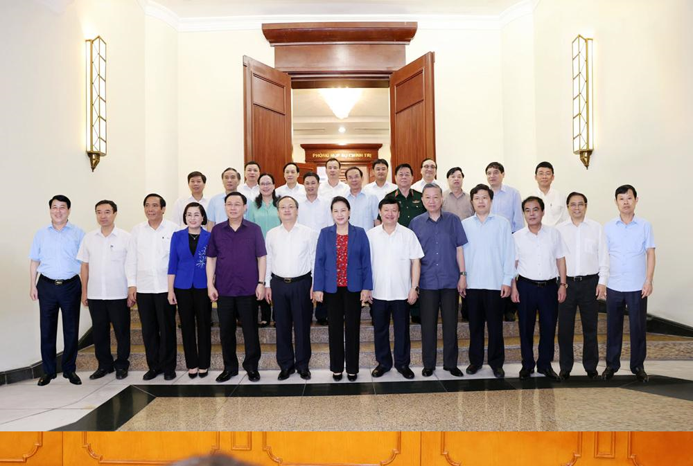 Description: Các đại biểu chụp ảnh lưu niệm với Ban Thường vụ Tỉnh ủy Hưng Yên&nbsp;&nbsp;(Ảnh: TTXVN)