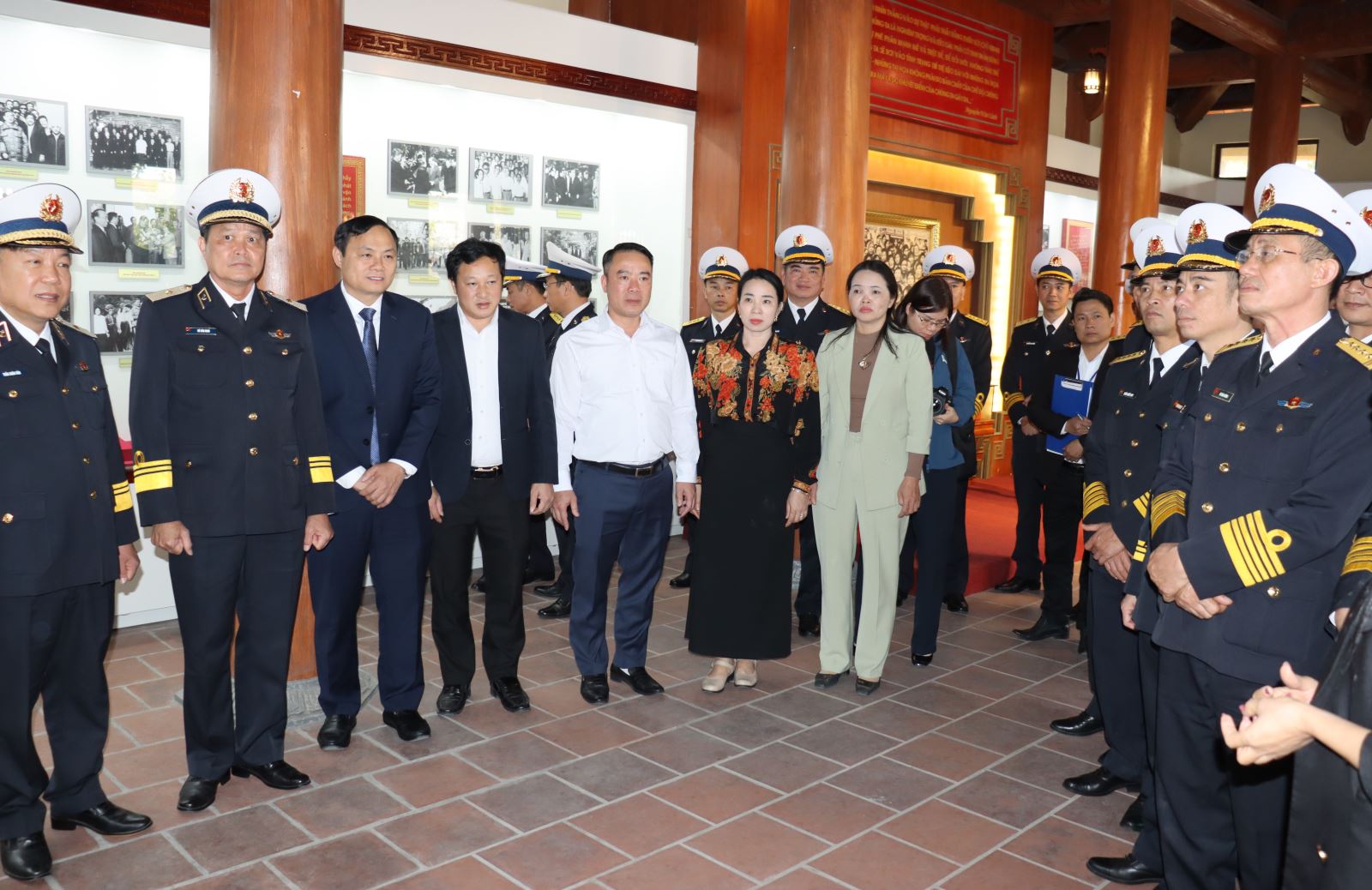 Đoàn công tác Vùng 1 Hải quân thăm, dâng hương các di tích lịch sử tại Hưng Yên