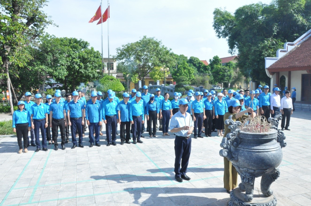 Đoàn đại biểu Liên đoàn Lao động tỉnh dâng hương tưởng niệm Tổng Bí thư Nguyễn Văn Linh