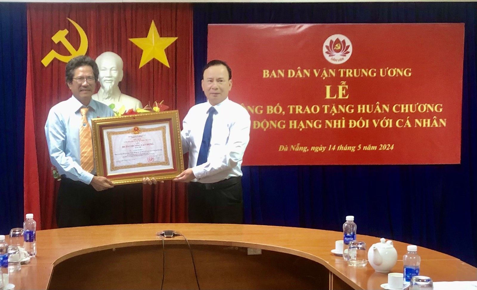 Trao tặng Huân chương Lao động cho các đồng chí nguyên cán bộ Ban Dân vận Trung ương