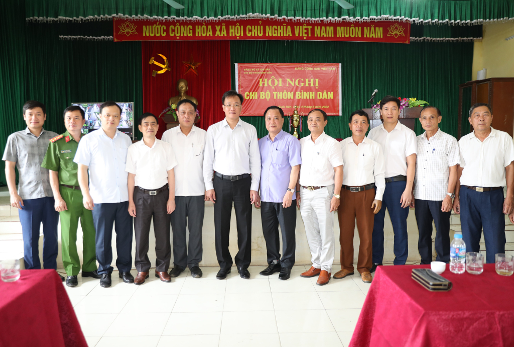 Bí thư Tỉnh ủy Nguyễn Hữu Nghĩa dự sinh hoạt Chi bộ thôn Bình Dân