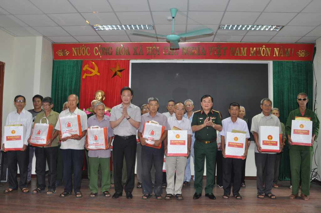 Đoàn công tác của Bộ Quốc phòng và Hội Nạn nhân chất độc da cam/Dioxin Việt Nam tặng quà, trao hỗ trợ xây dựng nhà tình nghĩa cho nạn nhân chất độc da cam