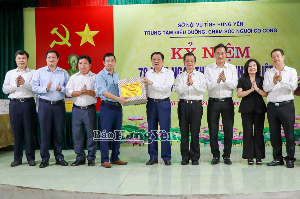 Đồng chí Trưởng ban Nội chính Trung ương Phan Đình Trạc thăm, tặng quà tại Trung tâm Điều dưỡng, chăm sóc người có công và Trung tâm Bảo trợ xã hội tổng hợp Thái Bình