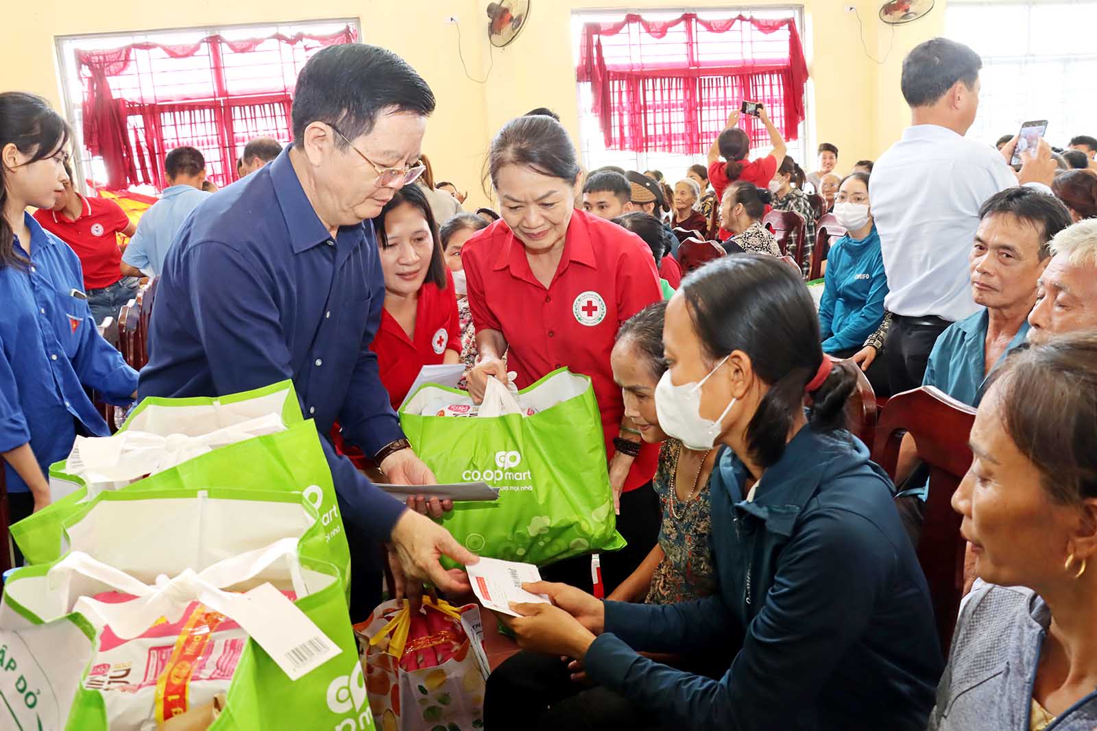 Đồng chí Mai Văn Chính, Trưởng Ban Dân vận Trung ương thăm hỏi, trao quà cho người dân bị thiệt hại do cơn bão số 3 tại xã Xuân Thu, huyện Sóc Sơn