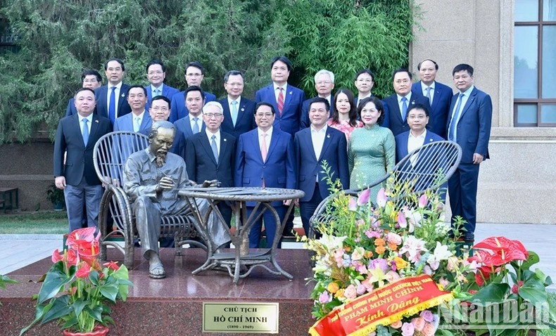 Thủ tướng Phạm Minh Chính thăm, nói chuyện với cán bộ, nhân viên Đại sứ quán, bà con cộng đồng người Việt Nam ở Trung Quốc