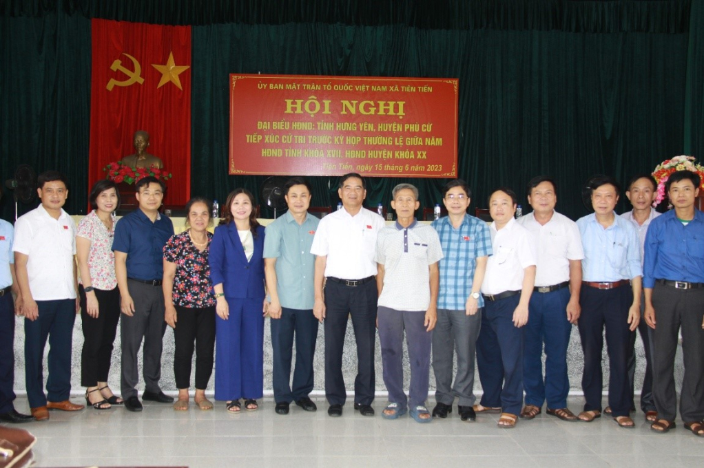 Đại biểu HĐND tỉnh, đại biểu HĐND huyện Phù Cừ tiếp xúc cử tri