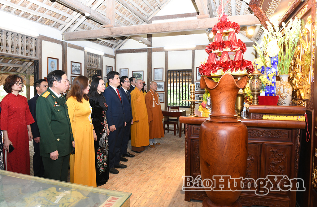 Dâng hương, dâng hoa tưởng nhớ Chủ tịch Hồ Chí Minh, đồng chí Nguyễn Đức Cảnh, Tổng Bí thư Nguyễn Văn Linh và tưởng niệm các anh hùng liệt sĩ