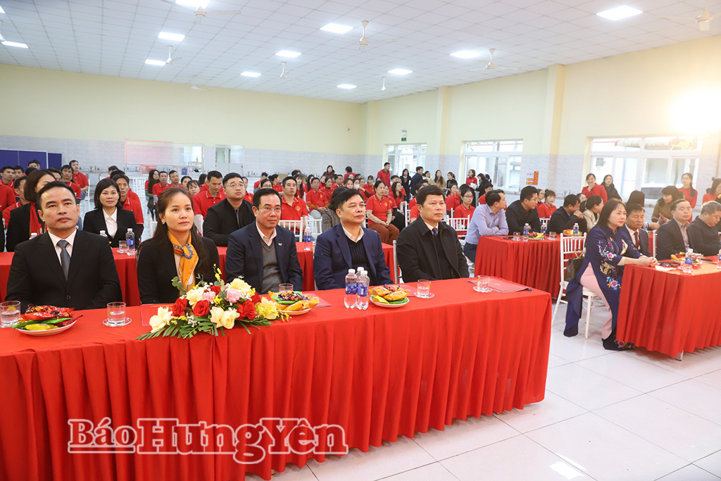 Đồng chí Trần Quốc Toản, Phó Bí thư Thường trực Tỉnh ủy, Chủ tịch Ủy ban MTTQ Việt Nam tỉnh tặng quà Tết người lao động