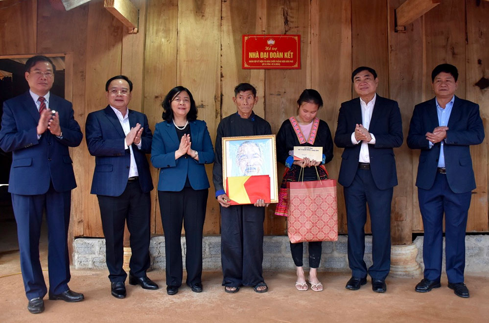 Đồng chí Bùi Thị Minh Hoài gắn biển nhà đại đoàn kết và tặng quà gia đình chính sách tại tỉnh Điện Biên
