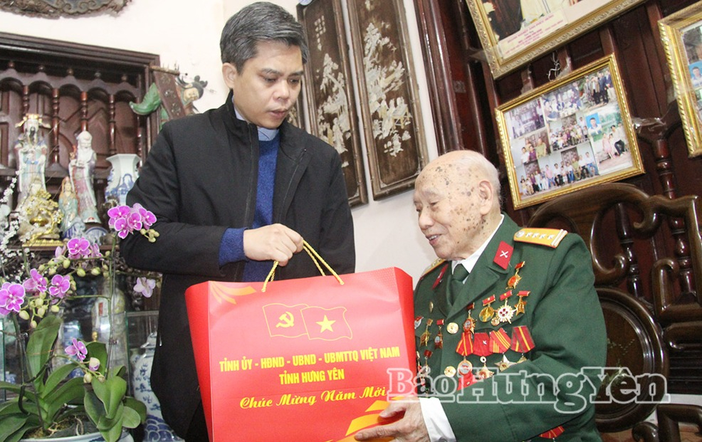 Đồng chí Trưởng ban Tuyên giáo và Dân vận Tỉnh ủy trao quà Tết tặng đảng viên cao tuổi Đảng