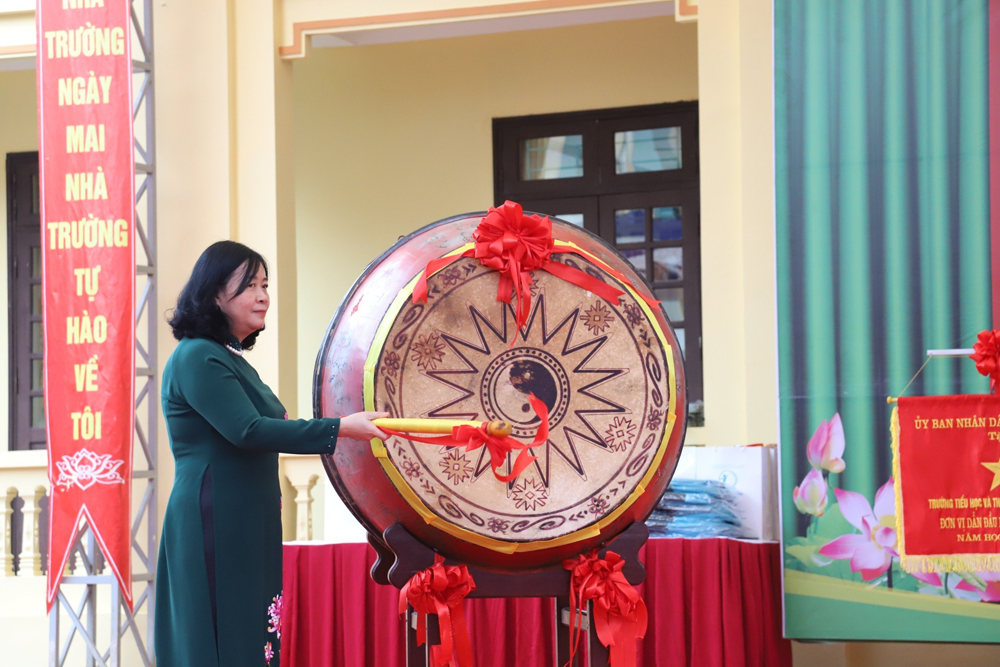 Trưởng Ban Dân vận Trung ương Bùi Thị Minh Hoài dự Lễ khai giảng năm học mới tại Hòa Bình