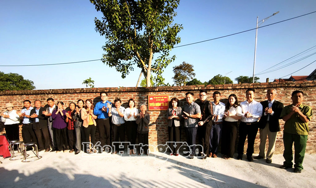 Xã Văn Giang: Bàn giao “Tuyến đường tri ân” gia đình chính sách