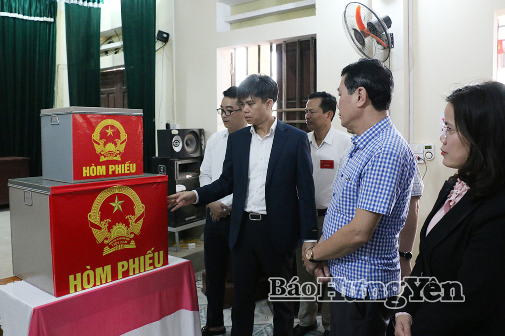 Đồng chí Trưởng ban Tuyên giáo và Dân vận Tỉnh ủy kiểm tra công tác chuẩn bị bầu cử tại các xã Nam Thái Ninh, Lê Lợi