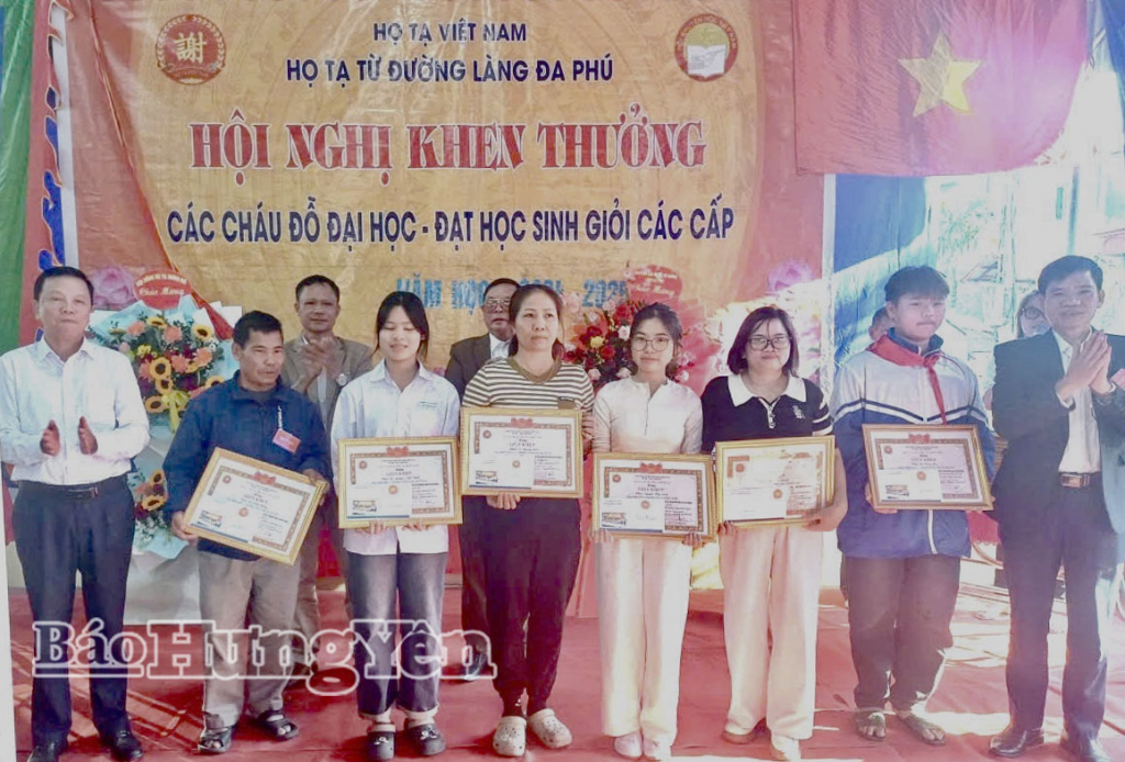 Xã Hưng Hà: Dòng họ Tạ vinh danh, trao thưởng 59 học sinh đỗ Đại học và học sinh giỏi các cấp