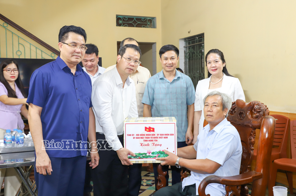 Đồng chí Nguyễn Mạnh Hùng, Phó Bí thư Tỉnh ủy, Chủ tịch Ủy ban MTTQ Việt Nam tỉnh thăm, tặng quà người có công, gia đình chính sách