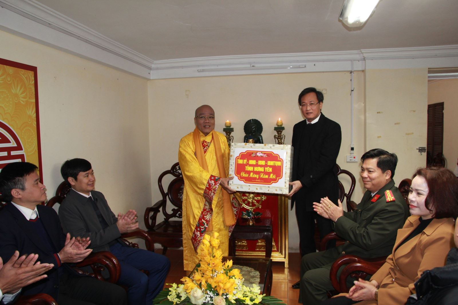 Đồng chí Nguyễn Hữu Nghĩa, Bí thư Tỉnh ủy thăm, tặng quà các chức sắc  Giáo Hội Phật giáo tỉnh nhân dịp đón Tết nguyên đán Giáp Thìn 2024