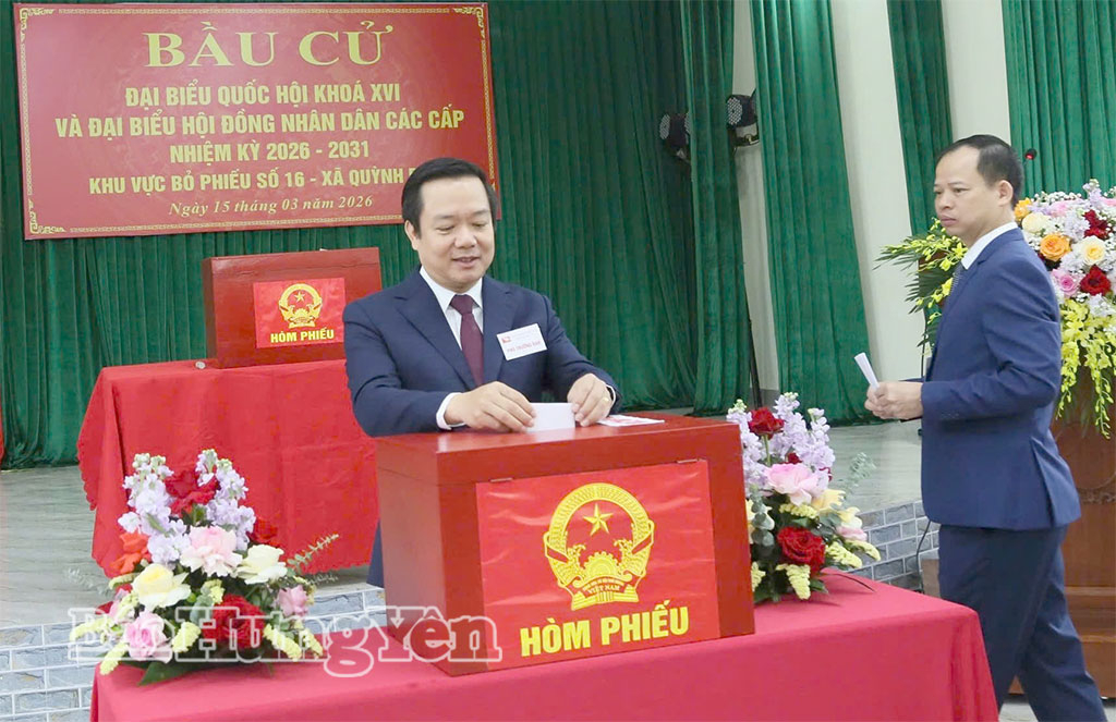 Đồng chí Chủ tịch UBND tỉnh Phạm Quang Ngọc dự khai mạc bầu cử tại Khu vực bỏ phiếu số 16, xã Quỳnh Phụ