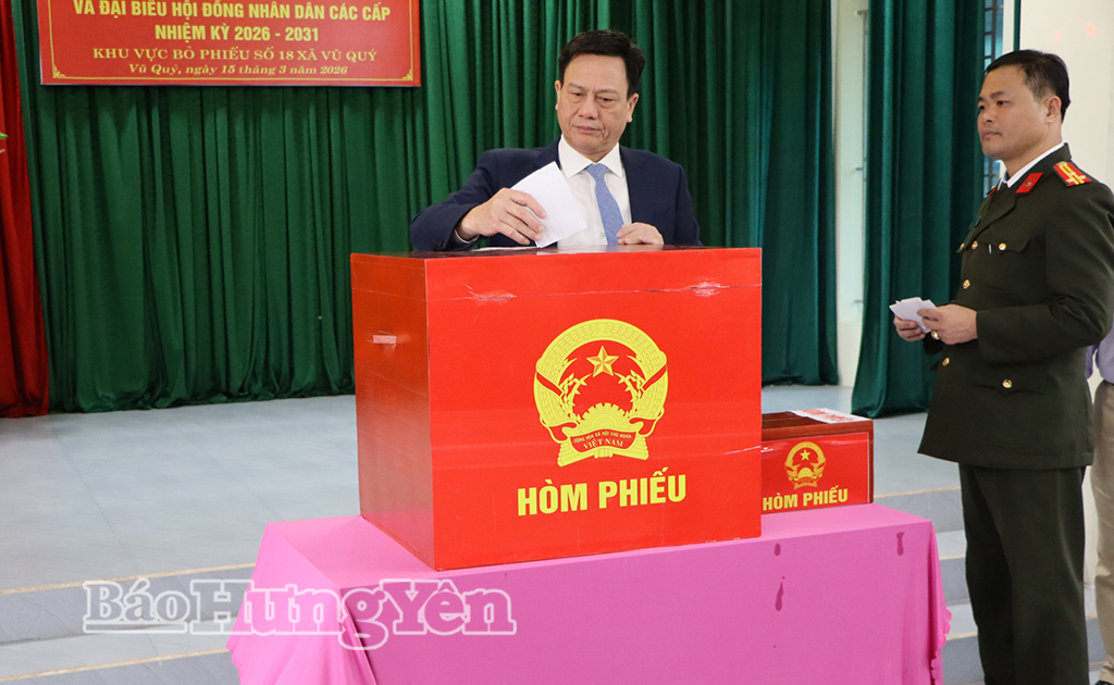 Đồng chí Trưởng ban Quản lý Khu kinh tế tỉnh dự khai mạc và bỏ phiếu bầu cử tại xã Vũ Quý