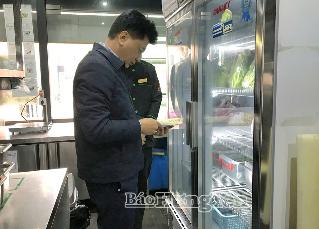 Kiểm tra việc chấp hành quy định về ATTP dịp Tết Bính Ngọ 2026