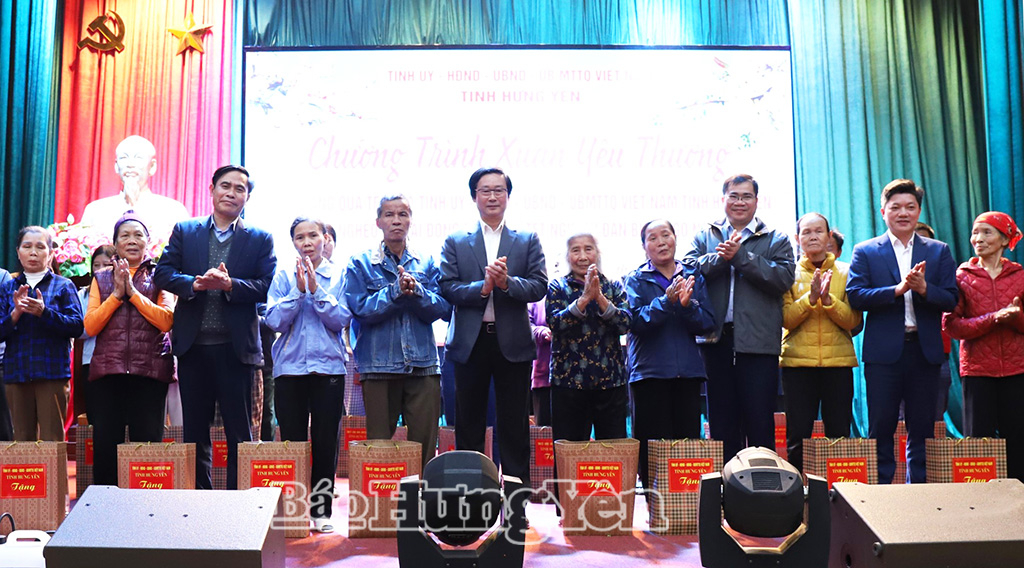 Trao quà Tết tặng hộ nghèo, hộ cận nghèo và gia đình chính sách