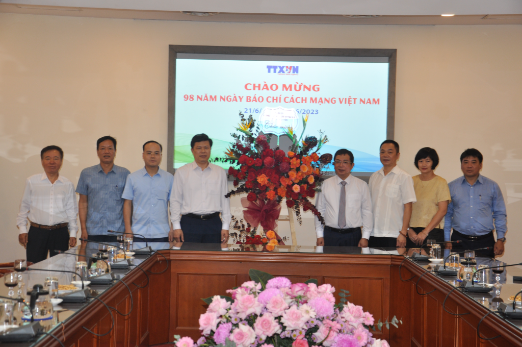 Đồng chí Trần Quốc Toản, Phó Bí thư Thường trực Tỉnh ủy, Chủ tịch HĐND tỉnh chúc mừng Thông tấn xã Việt Nam, Tạp chí Cộng sản