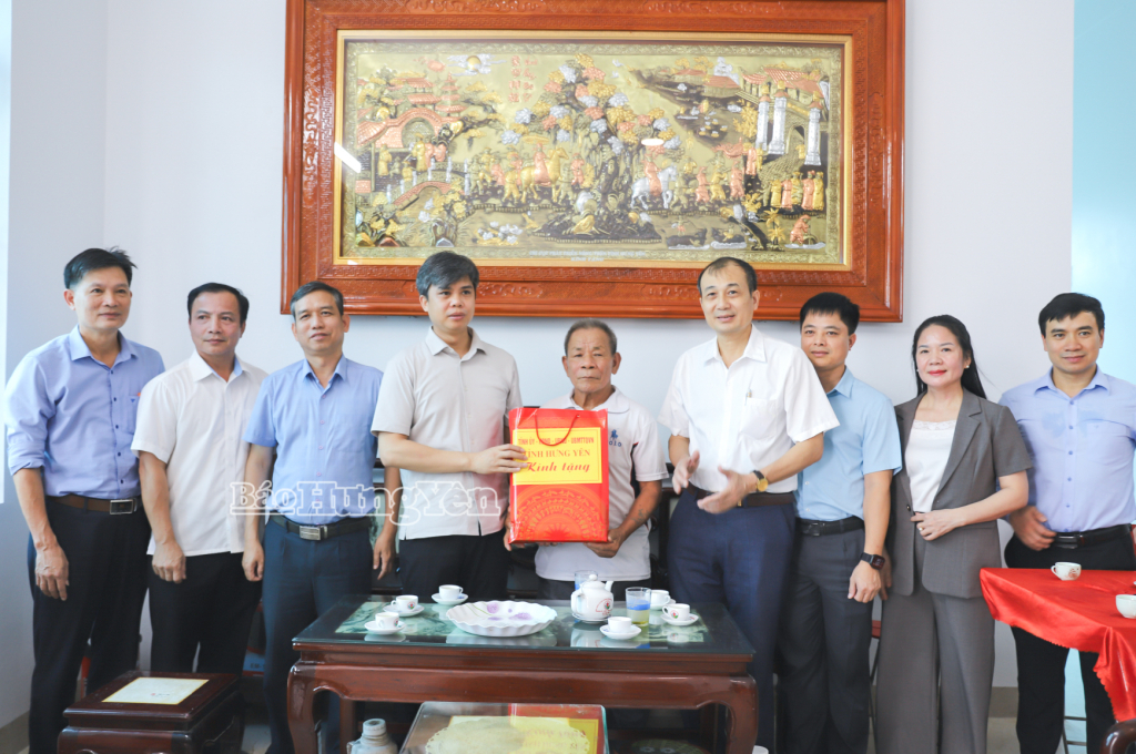 Đồng chí Trưởng Ban Tuyên giáo và Dân vận Tỉnh ủy thăm, tặng quà thương binh tại xã Tiên Tiến nhân dịp kỷ niệm 78 năm Ngày Thương binh - Liệt sĩ 