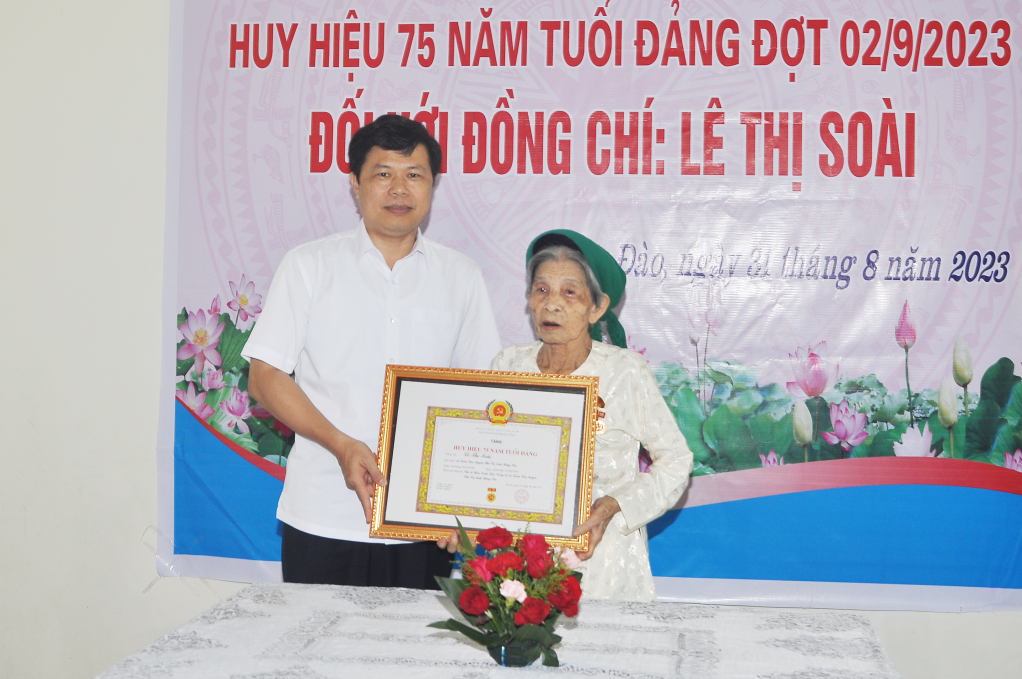 Đồng chí Phó Bí thư Thường trực Tỉnh ủy, Chủ tịch HĐND tỉnh Trần Quốc Toản trao Huy hiệu 75 năm tuổi Đảng tặng đảng viên tại huyện Phù Cừ và huyện Khoái Châu