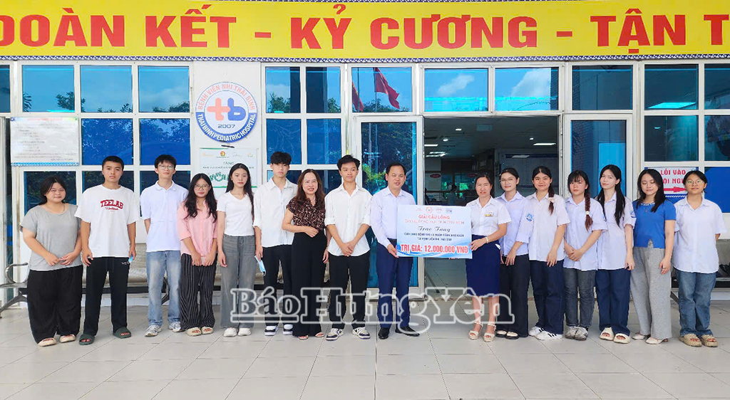 Câu lạc bộ Thiện nguyện học sinh Thái Bình trao quà cho bệnh nhi khó khăn