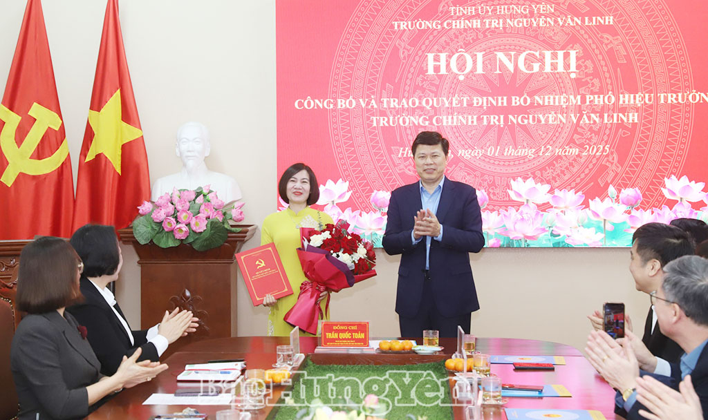 Trao quyết định bổ nhiệm Phó Hiệu trưởng Trường Chính trị,Nguyễn Văn Linh