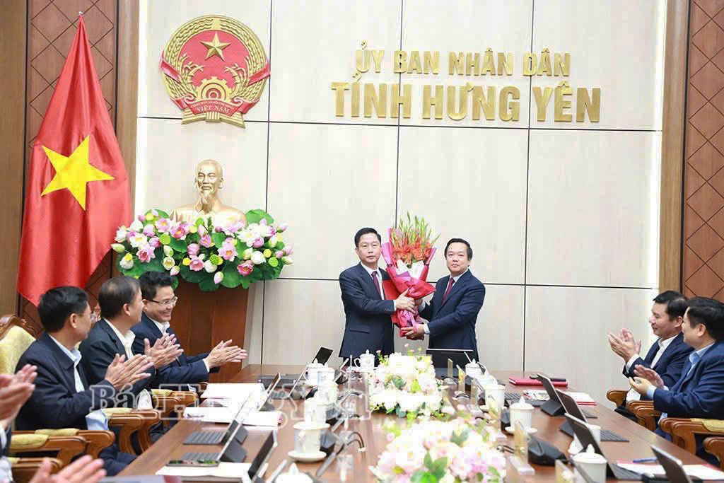 UBND tỉnh: Công bố quyết định điều động, bổ nhiệm cán bộ