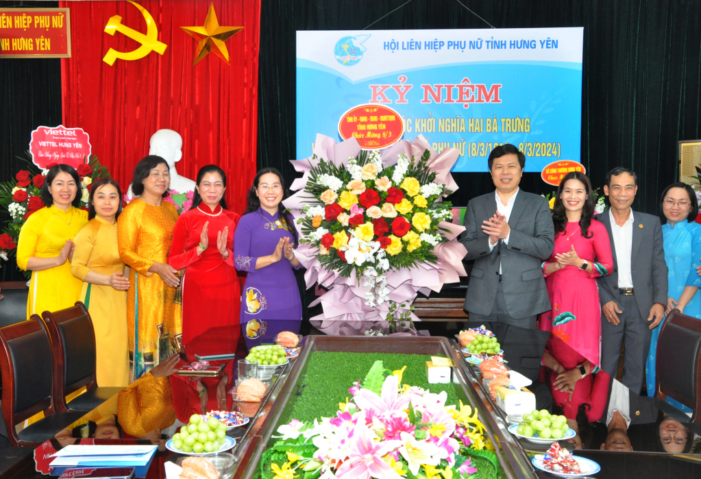 Đồng chí Phó Bí thư Thường trực Tỉnh ủy, Chủ tịch HĐND tỉnh Trần Quốc Toản tặng hoa chúc mừng Hội Liên hiệp Phụ nữ tỉnh