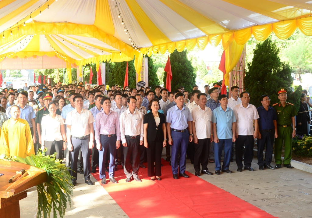 Mỹ Hào: Dâng hoa, dâng hương tưởng niệm các anh hùng liệt sĩ