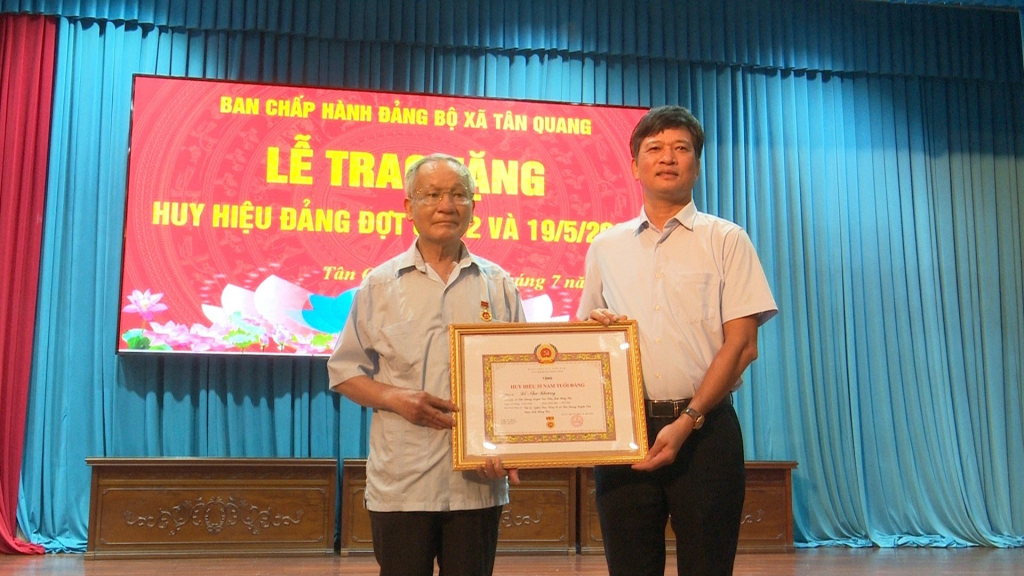 Trao Huy hiệu Đảng tặng các đảng viên tại huyện Văn Lâm