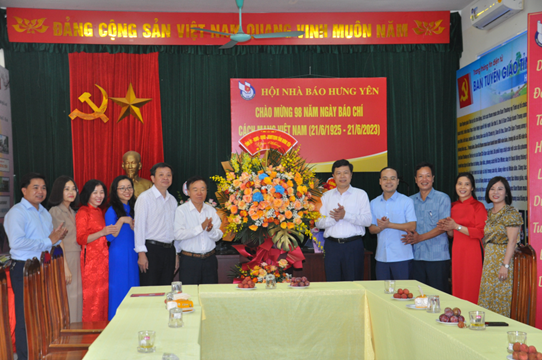 Đồng chí Trần Quốc Toản, Phó Bí thư Thường trực Tỉnh ủy, Chủ tịch HĐND tỉnh chúc mừng Hội Nhà báo tỉnh, Tạp chí Phố Hiến