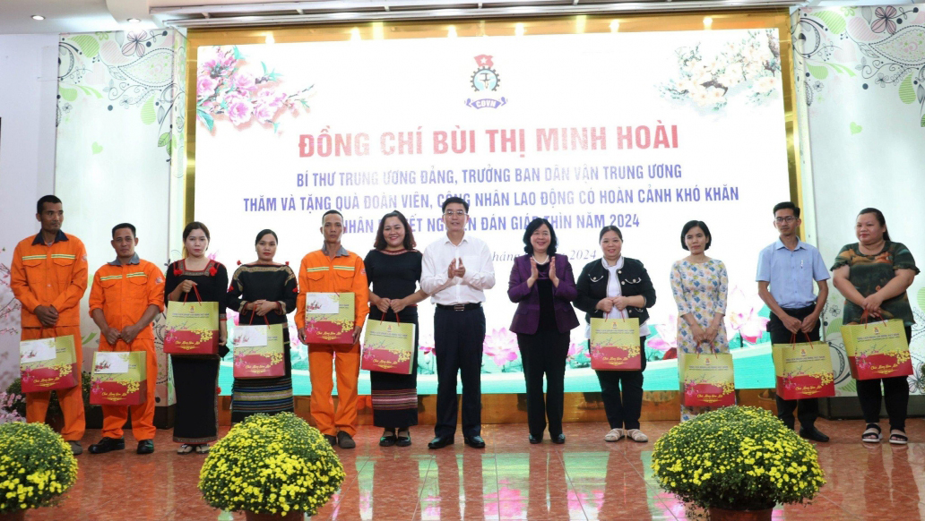 Trưởng Ban Dân vận Trung ương Bùi Thị Minh Hoài thăm, tặng quà Tết người lao động, gia đình có hoàn cảnh khó khăn ở tỉnh Đắk Lắk