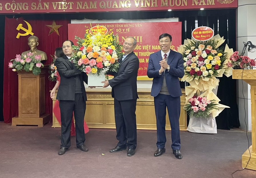Đồng chí Vương Quang Hưng tặng hoa chúc mừng Kỷ niệm 69 năm Ngày Thầy thuốc Việt Nam tại Sở Y tế