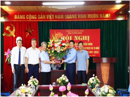 Đồng chí Trần Quốc Toản, Phó Bí thư Thường trực Tỉnh ủy, Chủ tịch HĐND tỉnh chúc mừng kỷ niệm 92 năm Ngày truyền thống Ngành Tuyên giáo của Đảng