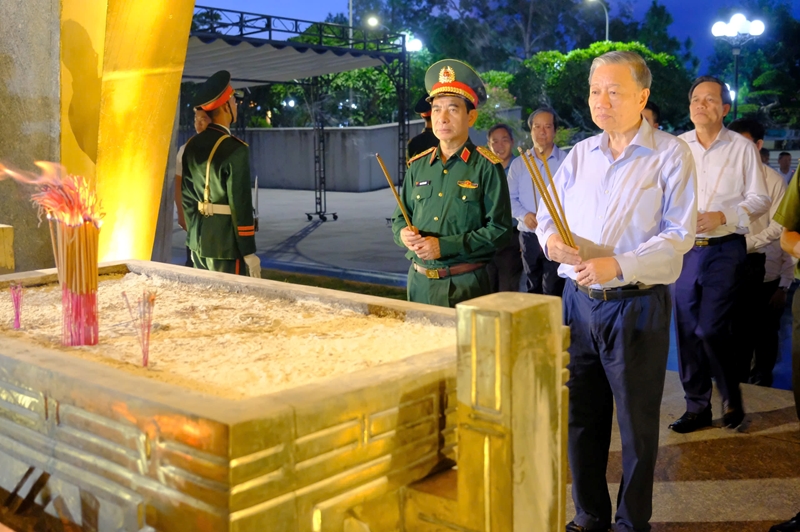 Tổng Bí thư, Chủ tịch nước Tô Lâm dâng hương tưởng nhớ các Anh hùng Liệt sĩ