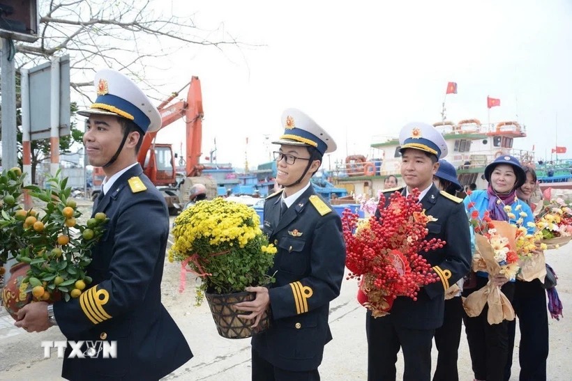 Thăm, chúc Tết nhân dân, cán bộ, chiến sỹ tại đảo Lý Sơn
